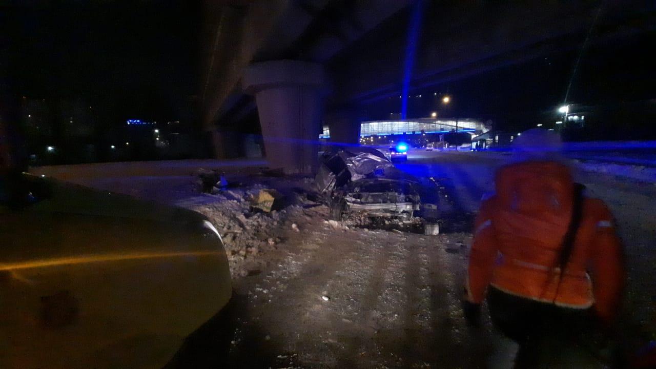 Фото Двое мужчин погибли от удара Subaru о бетонную опору в Новосибирске 2